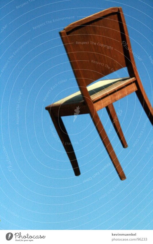 STUHLFLIEGER Holz Himmel Schweben Zoomeffekt Sommer Stuhl chair fly high blau himmeblau heaven sky afr3ak moonx
