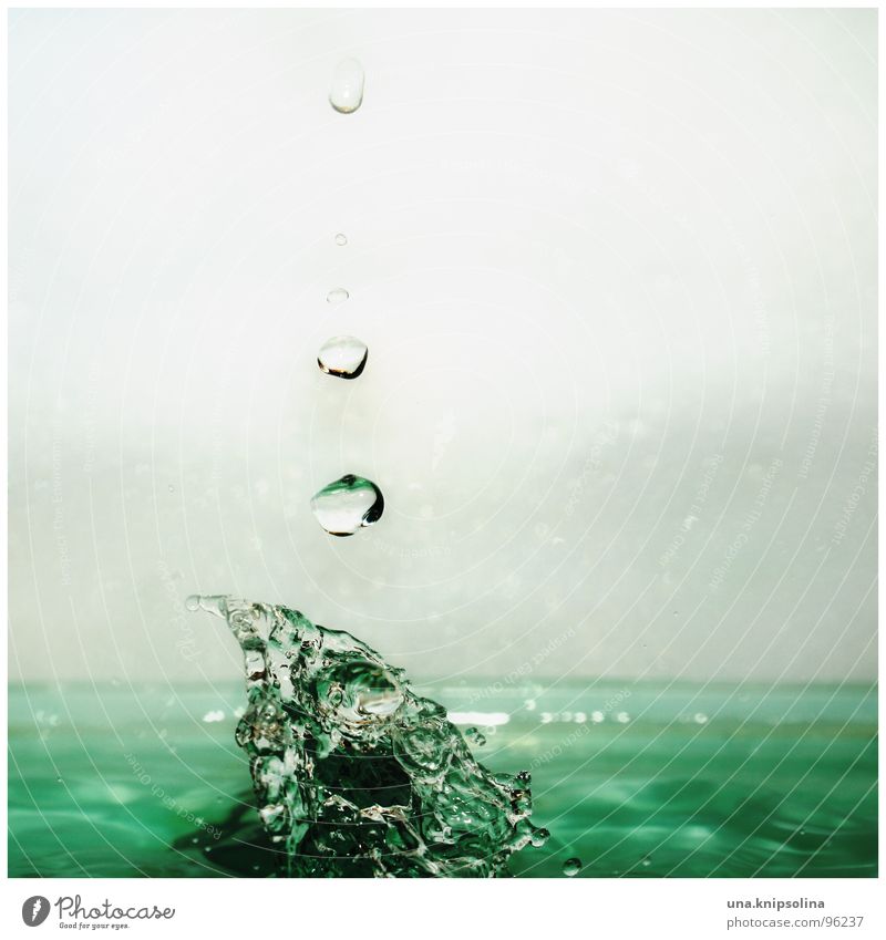 eingelocht Wellen Wasser Wassertropfen Kugel grün türkis 5 Loch senken Zacken reflektion Farbfoto Nahaufnahme Detailaufnahme Kunstlicht