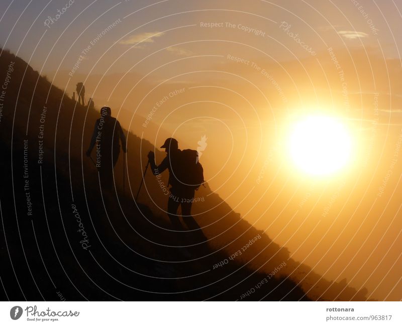 11 Gipfel Tour wandern Mensch Landschaft Himmel Sonne Sonnenaufgang Sonnenuntergang Nebel Hügel Alpen Berge u. Gebirge Schneebedeckte Gipfel gehen Sport tragen