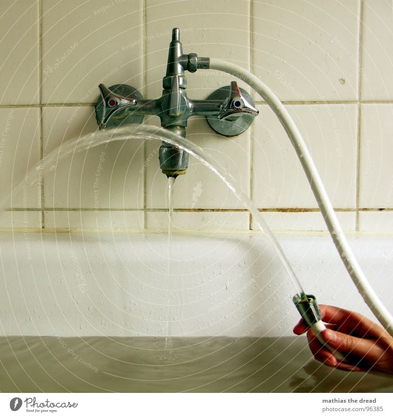 MITTAGS Flüssigkeit nass feucht Physik sprudelnd Strahlung Wasserstrahl Badewanne Schlauch Wasserschlauch Hand Langeweile Geplätscher stagnierend Spritze