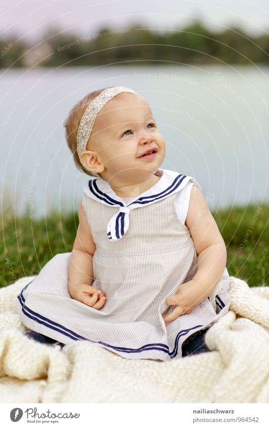 Glücklich feminin Kind Baby Kleinkind Mädchen Kindheit 1 Mensch 0-12 Monate 1-3 Jahre Natur Seeufer Flussufer Bekleidung Kleid Schleife blond Decke beobachten