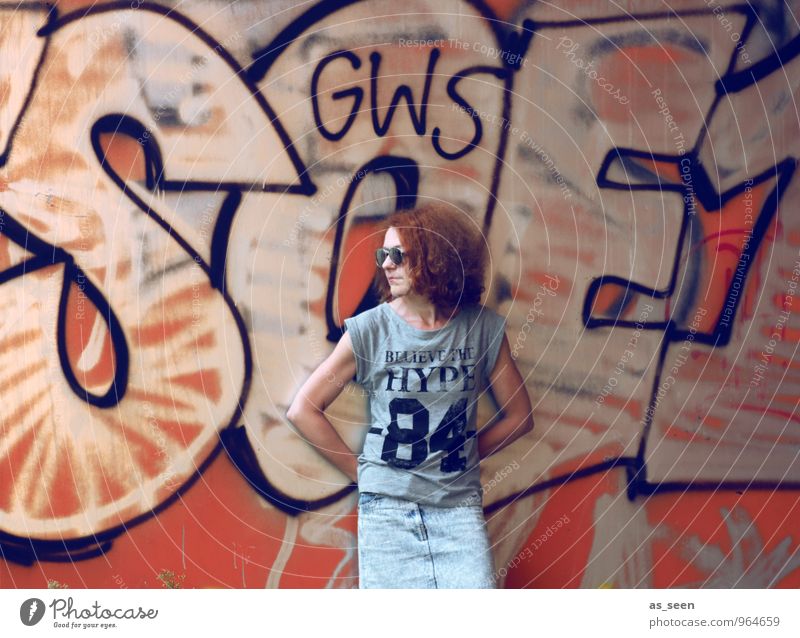 Grafitti Frau Erwachsene 1 Mensch 30-45 Jahre Umwelt Sommer Berlin Stadt Stadtzentrum Mauer Wand Sehenswürdigkeit T-Shirt Rock Sonnenbrille Haare & Frisuren
