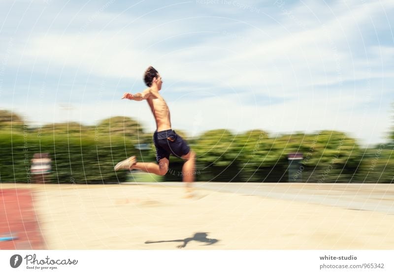Weit(ester) Sprung Sport Leichtathletik Sportler maskulin Mann Erwachsene 1 Mensch springen Weitsprung Weitspringer Leichtigkeit Luftverkehr fliegend sprunghaft