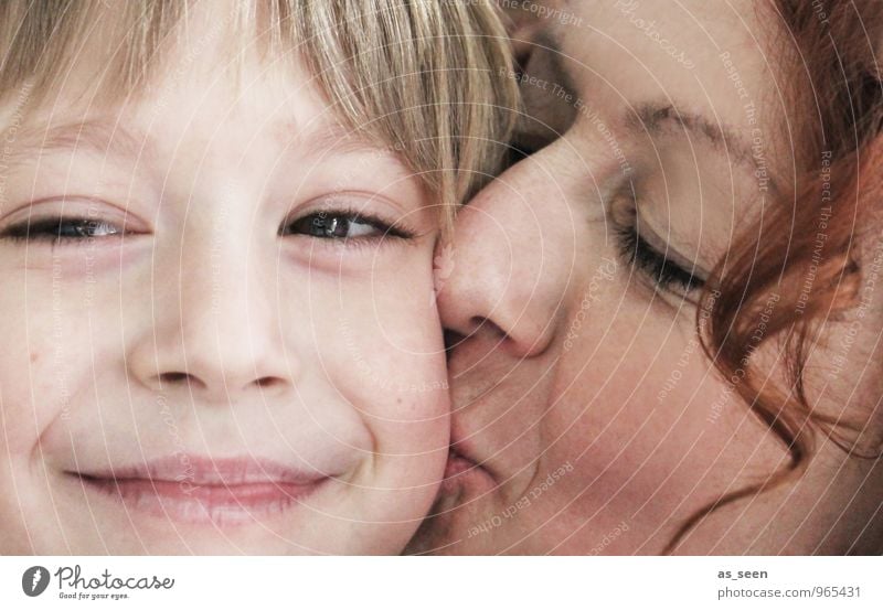 Kiss Kind Junge Eltern Erwachsene Mutter Leben Gesicht 2 Mensch 3-8 Jahre Kindheit 30-45 Jahre blond rothaarig Küssen Lächeln Liebe Freundlichkeit Wärme Gefühle