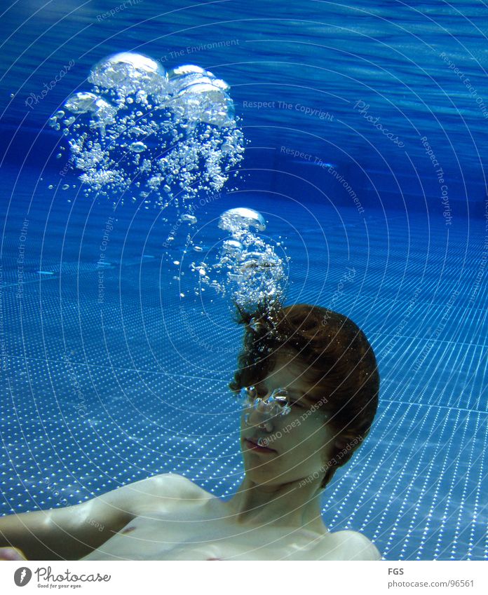 Blubb Blubb Unterwasseraufnahme genießen angenehm Schwimmbad Worms Freibad Mangel Wasser langsam Wassersport Sport Spielen Jugendliche blau Blubbern blasen