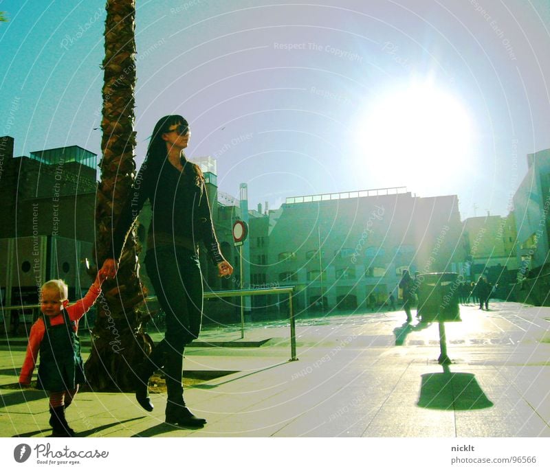 madre e hijo delante del macba de barcelona... Barcelona Mutter Kind Platz Spaziergang Verkehrswege Liebe Museum Sonne