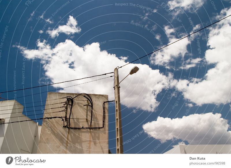 Buenos Dias dreckig Sauberkeit Wolken Wolkenformation weiß Froschperspektive Weitwinkel mediterran Spanien aufgereiht aufregend Laterne Elektrizität Beton Wand