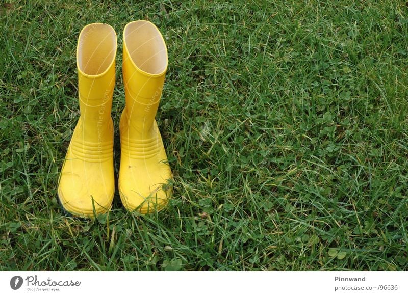 regen?... Gummistiefel gelb Wiese grün trocken leer Menschenleer ertrinken Schuhe Einsamkeit hilflos Bekleidung Kontrast Regen nicht voll keine freunde