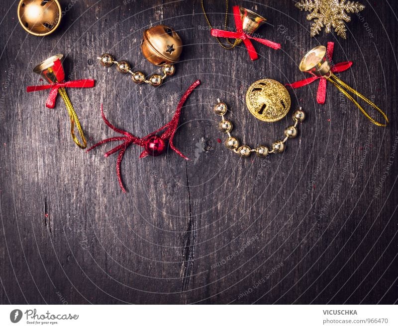 Glöckchen Weihnachtsschmuck auf dunklem Holz Lifestyle Stil Design Winter Innenarchitektur Dekoration & Verzierung Weihnachten & Advent Zeichen Ornament retro