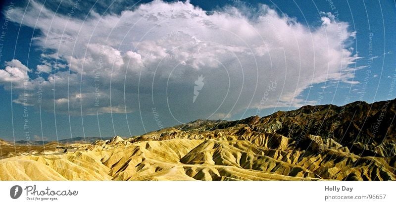 Regen in der Wüste Wolken Death Valley National Park Physik heiß trocken Nationalpark Kalifornien unerträglich trist verloren verdursten Himmel USA Durst Wärme