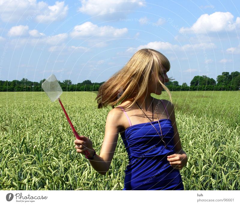 Wo bist du? Wolken himmelblau Tier Insekt drohen wo Feld grün Weizen groß mehrfarbig drehen Schwung Mädchen Frau Ferne Jugendliche Himmel blue fliegenklatsche