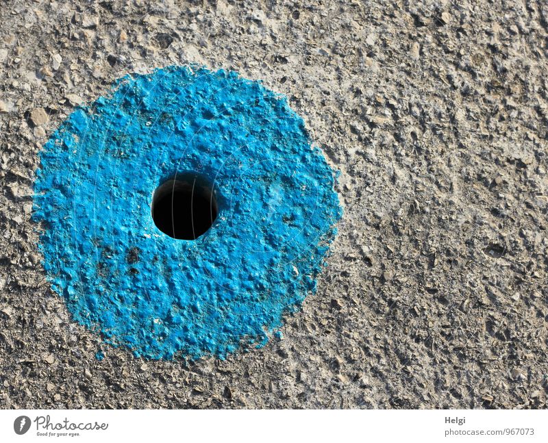 schwarzes Loch... Wege & Pfade Betonboden außergewöhnlich einfach einzigartig rund blau grau Sicherheit achtsam Kreativität Ordnung Kreis