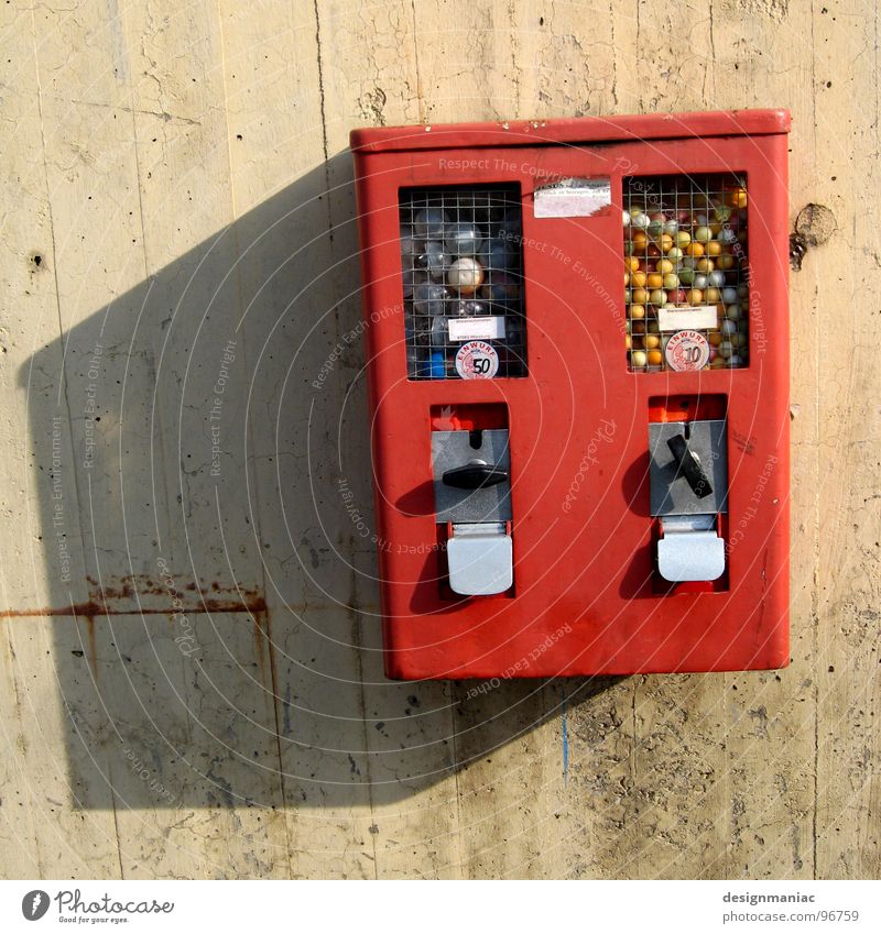 Hast du mal 'nen Groschen? rot grau beige Kaugummi Automat Kaugummiautomat Schlagschatten Gummi drehen Wand Beton mehrfarbig Nostalgie Ferne Etikett Spardose