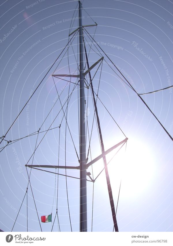 NORDISH BY NATURE Mast Segelschiff Anschnitt Detailaufnahme Bildausschnitt Gegenlicht Sonne Sonnenlicht Blauer Himmel Schönes Wetter Geometrie Leuchtkraft Luv