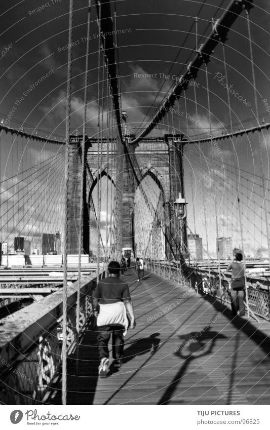 NEW YORK Brooklyn Bridge New York City Joggen Steinbrücke Brücke Brüecke Brookly Brigde Schwarzweißfoto Drahtseil Seil Spazieren Schatten Cris