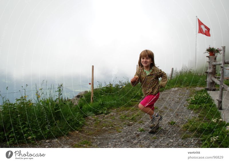schweizer eislauf Mädchen Kind Schweiz Fahne Gras Wiese Freude Eis Berge u. Gebirge Alm Wege & Pfade laufen Fleck hag