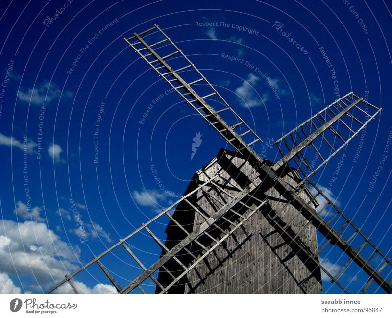Windspiele Windmühle himmelblau Leichtigkeit Holz Sommer Wahrzeichen Denkmal Wolkentreiben Wattewolken alt strahlendblau Kontrast