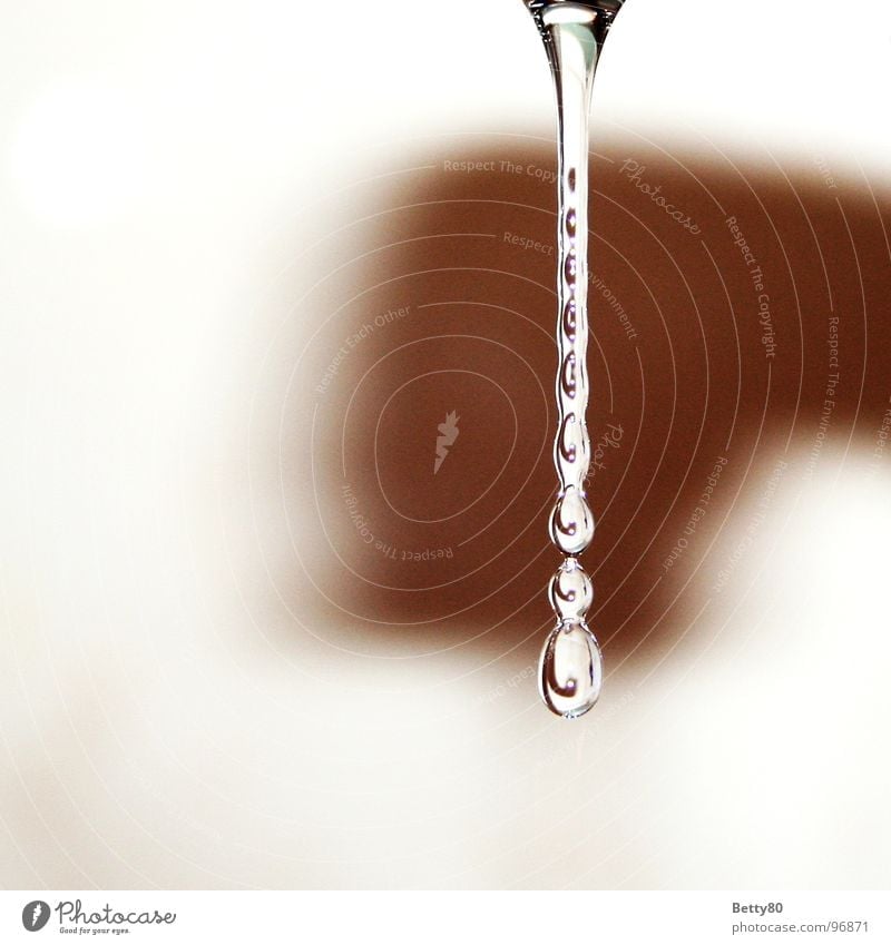 Tropfenbildung II Wassertropfen Wasserhahn Reflexion & Spiegelung hängen Trennung Bad Makroaufnahme Nahaufnahme Tröpfchen Schatten