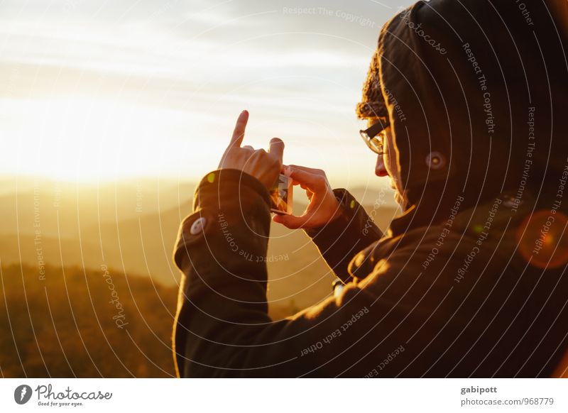 junge Frau macht Foto vom Sonnenuntergang Leben harmonisch Wohlgefühl Erholung ruhig Mensch feminin Junge Frau Jugendliche Erwachsene 1 Natur Landschaft