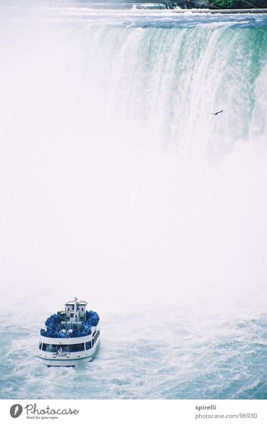 Niagara Fall Ferien & Urlaub & Reisen Sightseeing Wasser Wasserfall Wahrzeichen Schifffahrt Kreuzfahrt Bootsfahrt Fähre Wasserfahrzeug hoch nass blau weiß