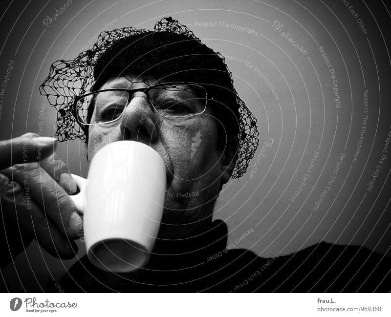 am Rand der Kaffeetasse Getränk Espresso Tasse Restaurant Mensch Frau Erwachsene Weiblicher Senior Kopf Hand 1 45-60 Jahre Brille Hut trinken alt