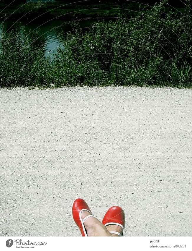 Pause. Schuhe rot wandern Gras Sträucher ruhig grün schön Fluss Bach Frau Fuß Wege & Pfade Straße laufen Abwasserkanal Stein Wasser Natur Ballerina