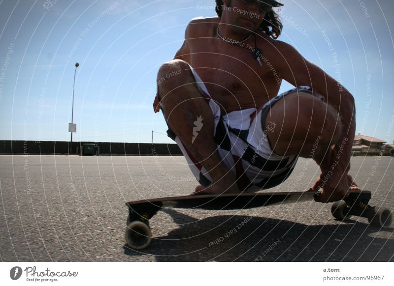 Keine Wellen II Parkplatz Seignosse Sommer Meer Schlüssel Sport Spielen Freude Strand Küste Skateboard Sonne Rolle Muskulatur