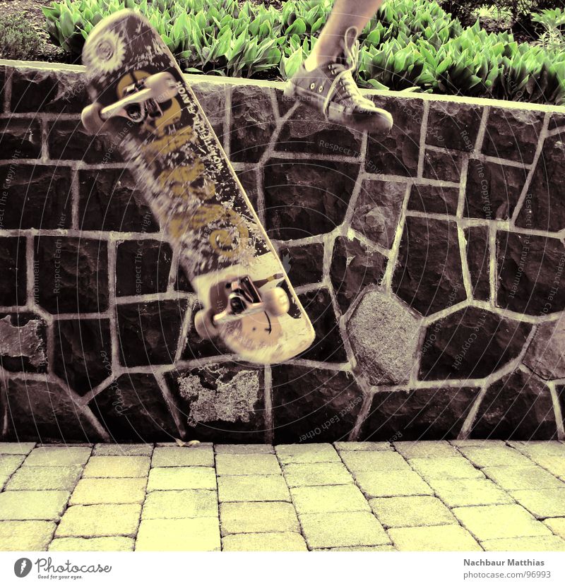 auf auf und davon Skateboarding Schuhe Mauer Mosaik Hardflip außergewöhnlich Freude Farbe Funsport Fuß Chucks Teile u. Stücke Kopfsteinpflaster fliegen verrückt