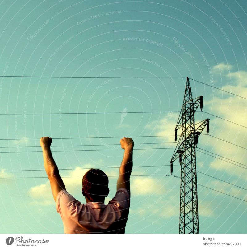Marc hängt rum Hand Oberkörper hängen festhalten greifen Strommast Elektrizität Kabel Elektrisches Gerät Wolken berühren Warnhinweis Mann gefährlich Arme fangen