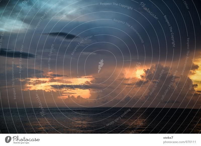 Gewitteruntergang Gewitterwolken Horizont Meer Andamanensee bedrohlich dunkel blau gold grau Außenaufnahme Menschenleer Textfreiraum oben Textfreiraum unten