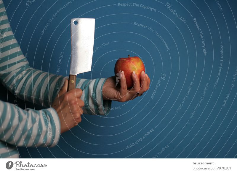 Apple basher Lebensmittel Frucht Apfel Ernährung Vegetarische Ernährung Diät Fasten Hackebeil Messer Fitness Sport-Training Küche Arme Hand 1 Mensch Essen