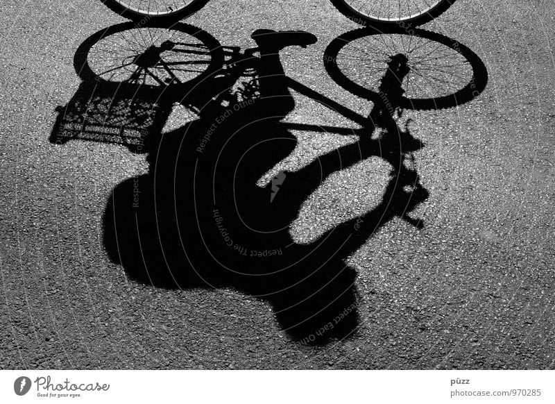 Schattenradler Fahrradtour Fahrradfahren 1 Mensch Stadt Stadtzentrum Verkehr Verkehrsmittel Straße Wege & Pfade Bewegung Gesundheit sportlich grau schwarz
