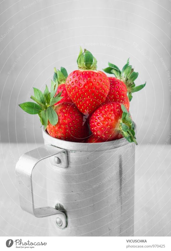 Erdbeeren in Blechtasse Lebensmittel Frucht Dessert Ernährung Frühstück Bioprodukte Vegetarische Ernährung Diät Tasse Stil Design Aluminium alt retro Garten