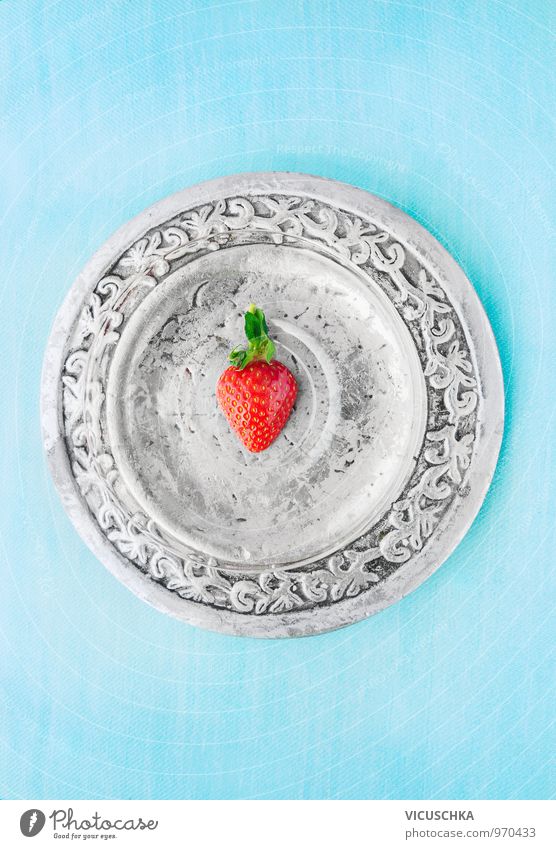 Hälfte Erdbeere auf silberTeller und blauem Hintergrund Lebensmittel Frucht Dessert Ernährung Bioprodukte Vegetarische Ernährung Diät Stil Design