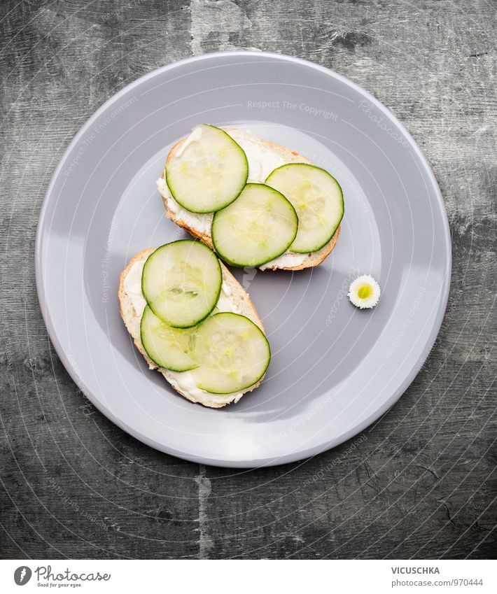 Gurken Sandwiches in grauer Teller Lebensmittel Gemüse Brot Ernährung Frühstück Mittagessen Bioprodukte Vegetarische Ernährung Diät retro Snack Butter