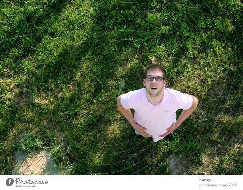 Marc verzweifelt Wiese Gras hoch groß klein stehen Blick unten Oberkörper Vogelperspektive Mann Kommunizieren Mensch oben