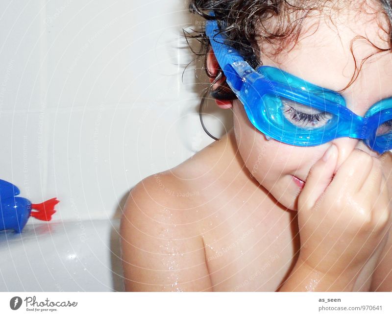 Ich tauch jetzt! Mädchen Familie & Verwandtschaft Leben Körper 1 Mensch 3-8 Jahre Kind Kindheit Taucherbrille brünett Ente Badeente Kunststoff Wasser