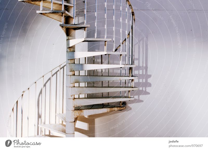 Stairway to... Treppe Fassade gruselig rund weiß Wendeltreppe Stahl stahltreppe Schatten Farbstoff abblättern schäbig Rost alt verbinden Verbindung hoch