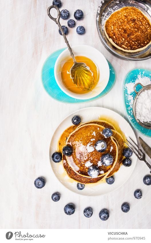 Kleine Pfannkuchen mit Blaubeeren und Sirup Lebensmittel Frucht Teigwaren Backwaren Dessert Marmelade Ernährung Frühstück Mittagessen Bioprodukte