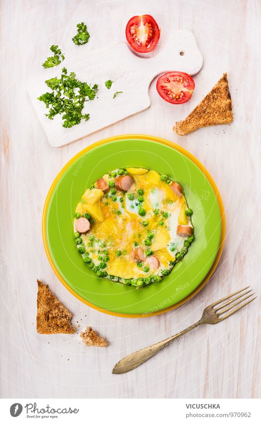 Omelette mit Erbsen, Kartoffeln und Würstchen. Lebensmittel Wurstwaren Gemüse Kräuter & Gewürze Ernährung Mittagessen Büffet Brunch Bioprodukte Diät Geschirr