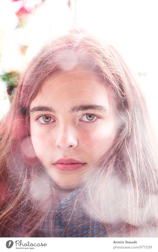 Porträt - Bokeh Lifestyle Stil Design schön Zufriedenheit Mensch feminin Jugendliche Gesicht 1 13-18 Jahre Kind Schal langhaarig leuchten authentisch