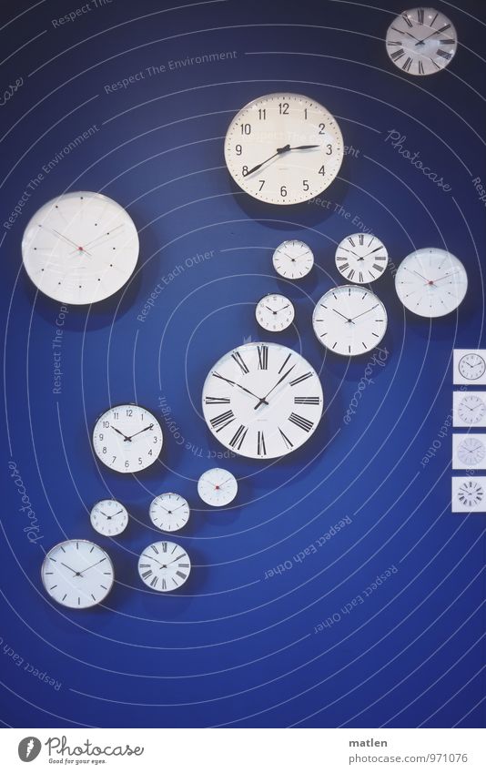 letztes Stündlein Uhr gehen hängen blau schwarz weiß Zifferblatt Uhrenzeiger Wand Format Minutenzeiger Stundenzeiger rund eckig Farbfoto Innenaufnahme