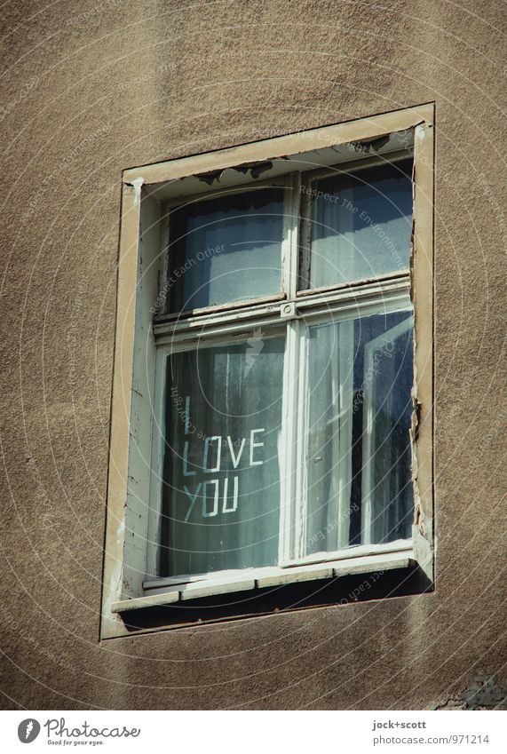 I love you geklebt auf Glasscheibe Typographie Friedrichshain Fenster Wort Liebe positiv retro trist Verliebtheit Romantik Englisch Liebeserklärung Liebesgruß