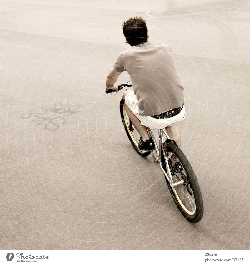 ja i bin mim radl do Fahrrad fahren Mountainbike Fahrzeug Bewegung Teer trist grau weiß Shorts Mann lässig Jugendliche Rolle einfach Coolness rückwärts Rücken
