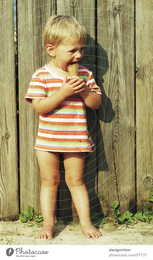 k-k-k-a-a-a-l-l-l-t-t-t-t Kind Mädchen lecker lutschen Ernährung kalt heiß gestreift T-Shirt Eis Essen Zähne