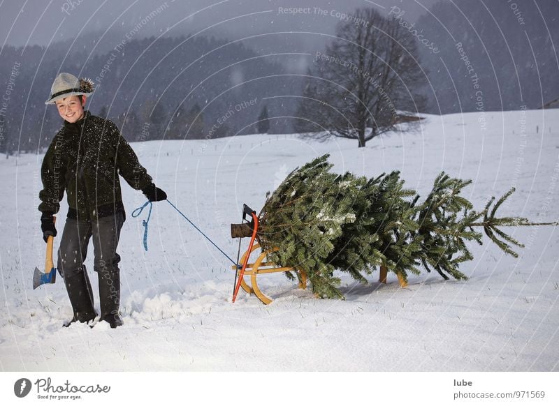 Christbaum aus dem Wald Weihnachten & Advent Junge 1 Mensch 8-13 Jahre Kind Kindheit Umwelt Natur Landschaft Winter Schnee Schneefall Baum Gummistiefel Glück