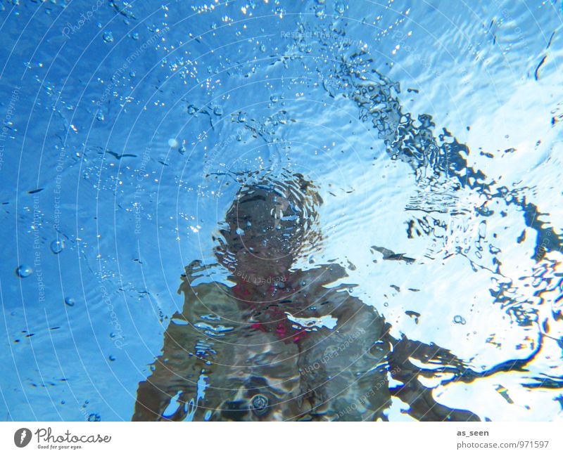 Perspektivenwechsel Frau Erwachsene Kindheit Leben Körper 1 Mensch Umwelt Landschaft Sommer Wasser Wasserspiegelung Wasseroberfläche authentisch Coolness
