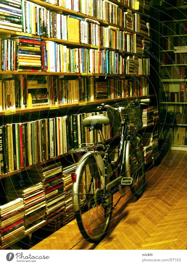 lost bike.. Buch Ladengeschäft Fahrrad Nacht Slowenien Ljubljana Einsamkeit lesen Dinge Fahrzeug Möbel Verkehr Abend