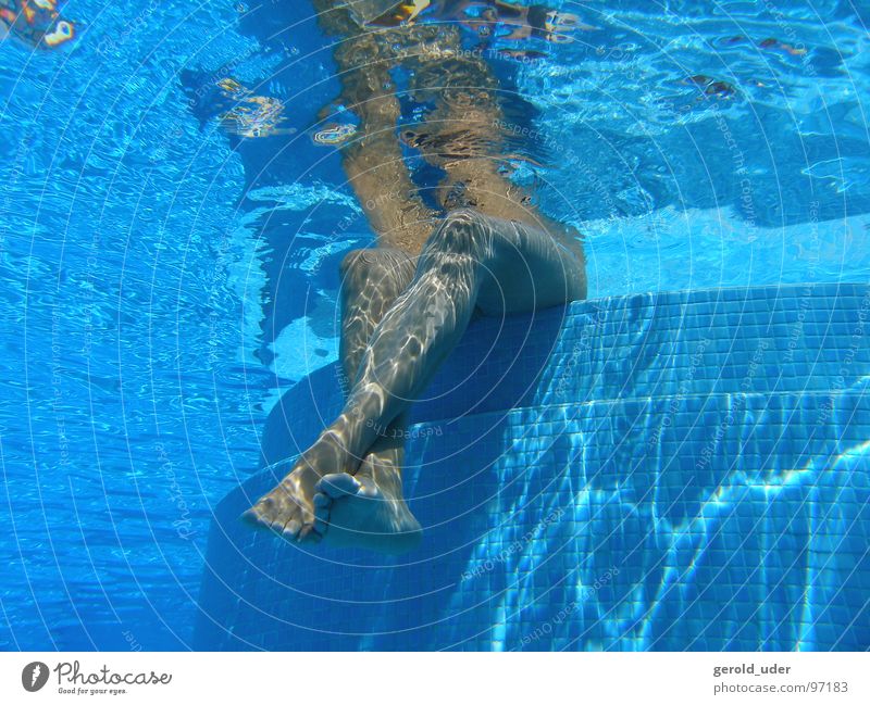 Ruhe am Pool Frau Schwimmbad Bad ruhig Erholung Sommer Reflexion & Spiegelung frisch kalt Beine Wasser erfrischen
