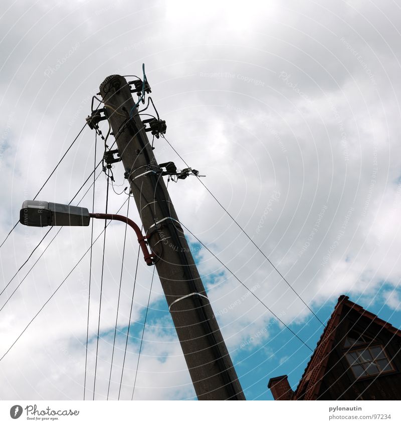 stromlinienförmig zwei Wolken Elektrizität weiß Strommast Haus Straßenbeleuchtung Laterne grau Himmel blau Kabel Technik & Technologie